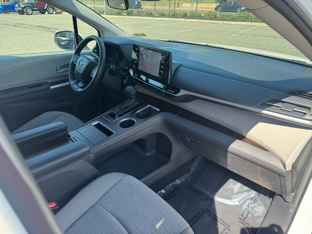 Used 2024 Toyota Sienna LE FWD image 16