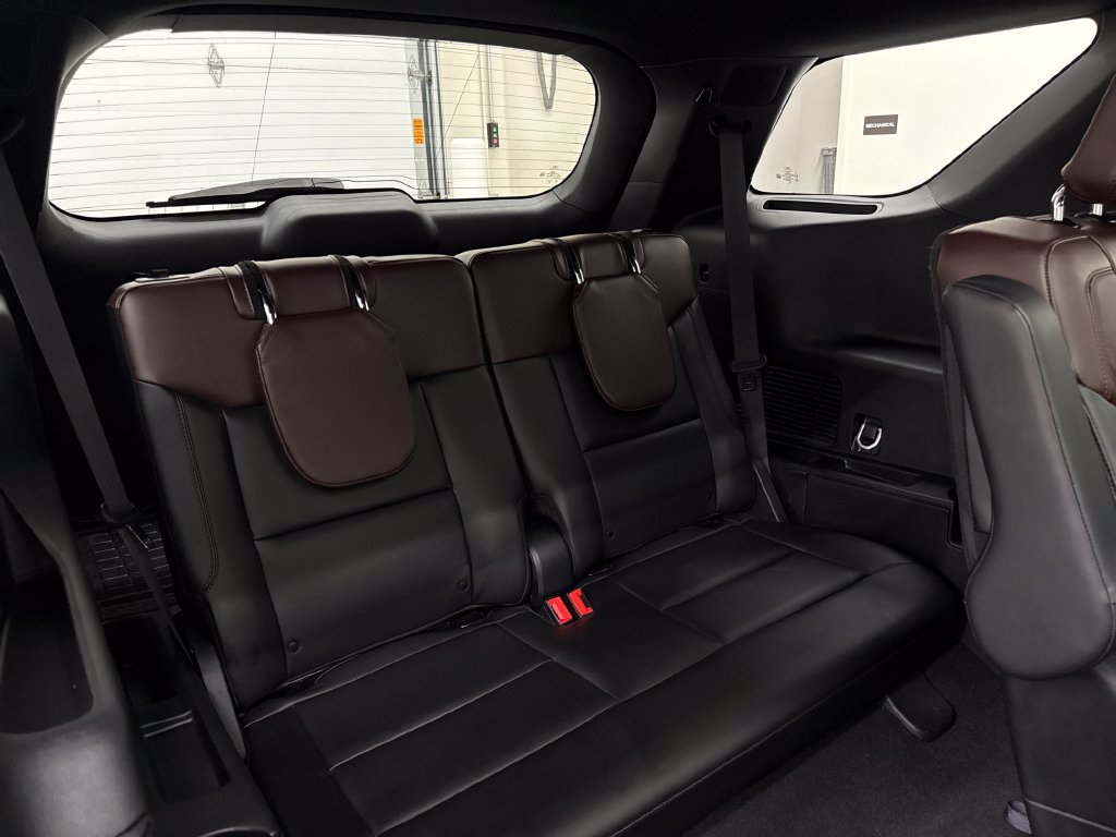 Used 2023 Ford Explorer Platinum w/ Technology Package AWD/4WD image 31