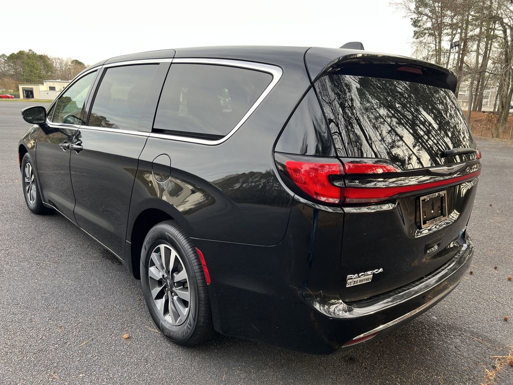 Used 2022 Chrysler Pacifica Touring-L image 5