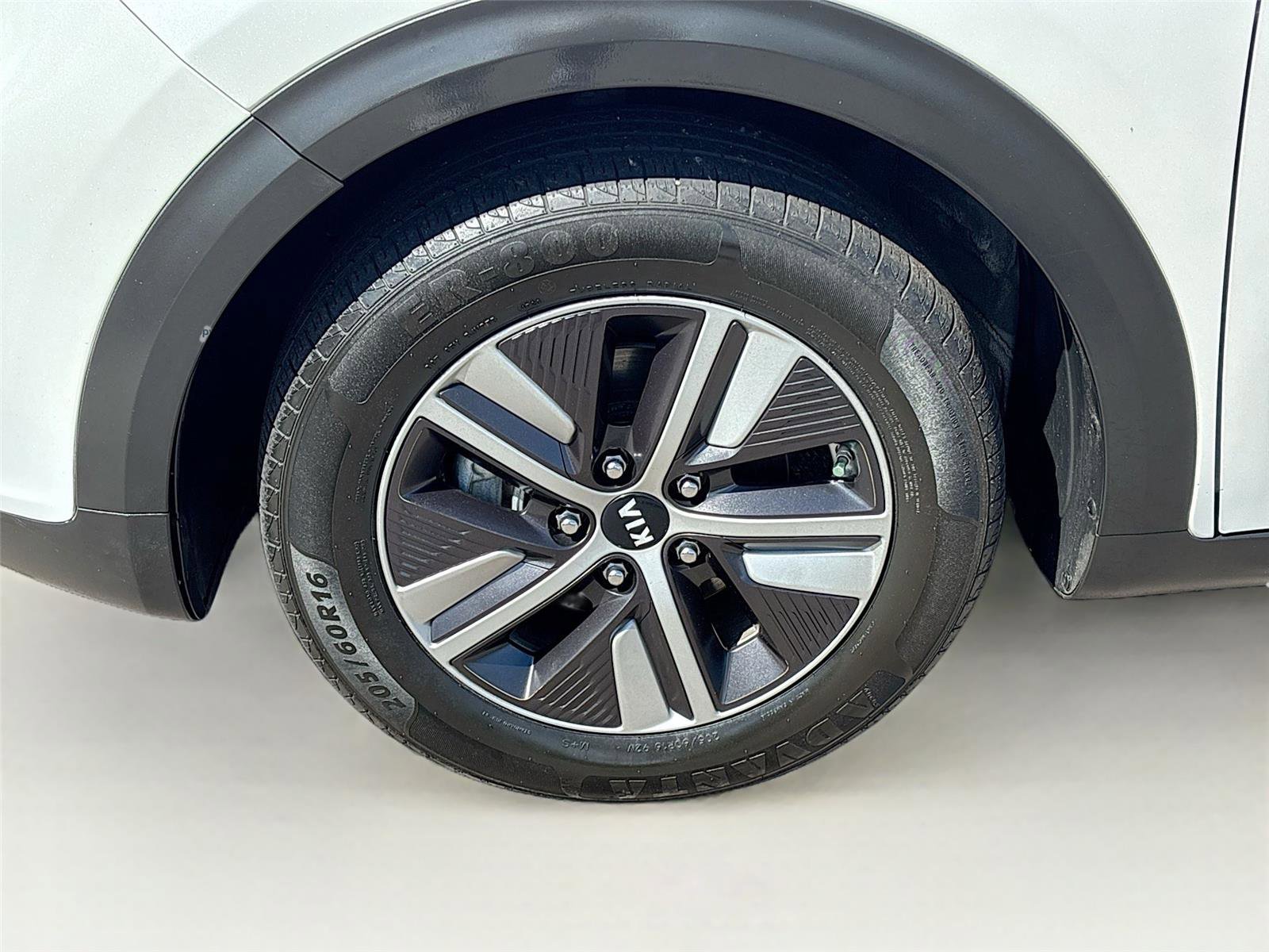 Used 2020 Kia Niro LXS FWD image 28
