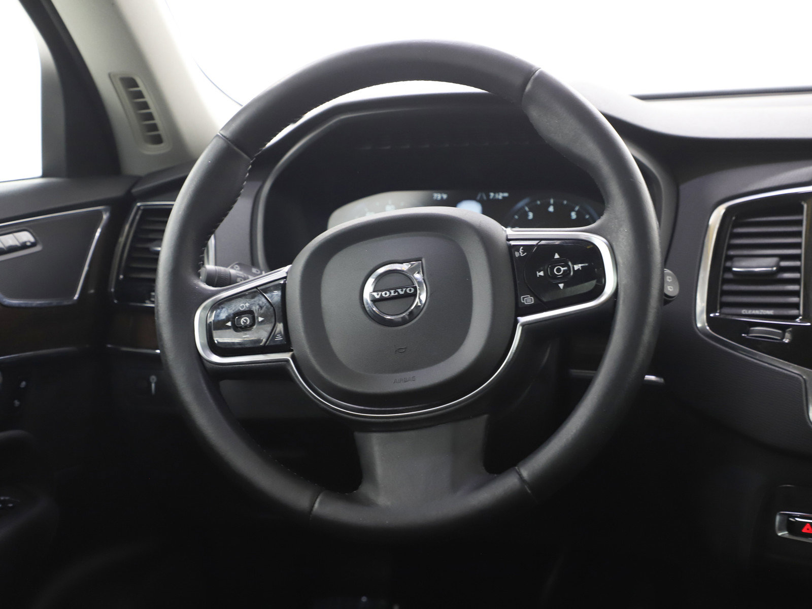 Used 2016 Volvo XC90 T6 Momentum w/ Momentum Plus Package AWD/4WD image 15