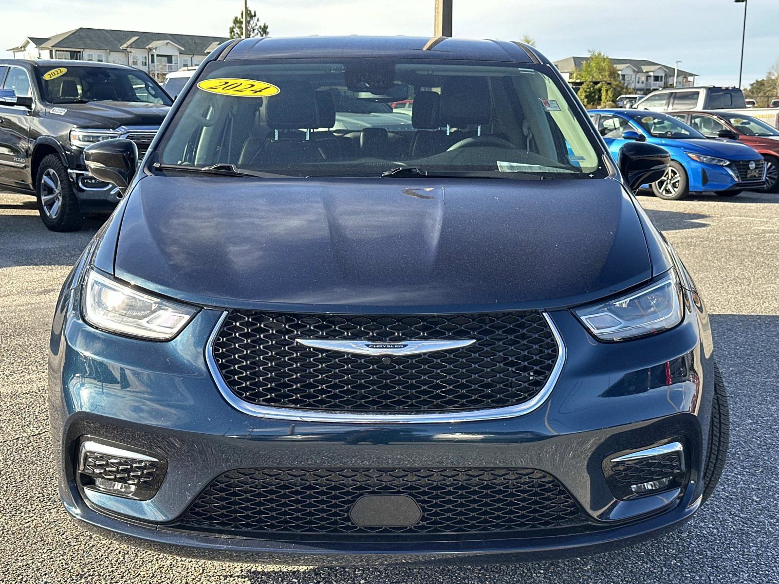 Used 2024 Chrysler Pacifica Touring-L FWD image 2