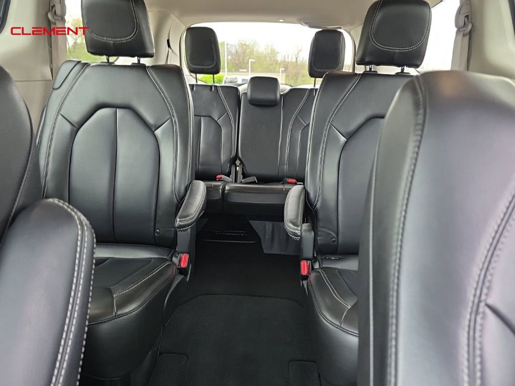 Used 2023 Chrysler Pacifica Touring-L image 17