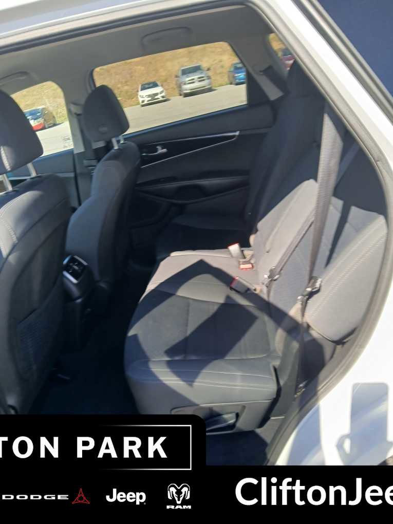 Used 2020 Kia Sorento LX AWD/4WD image 13