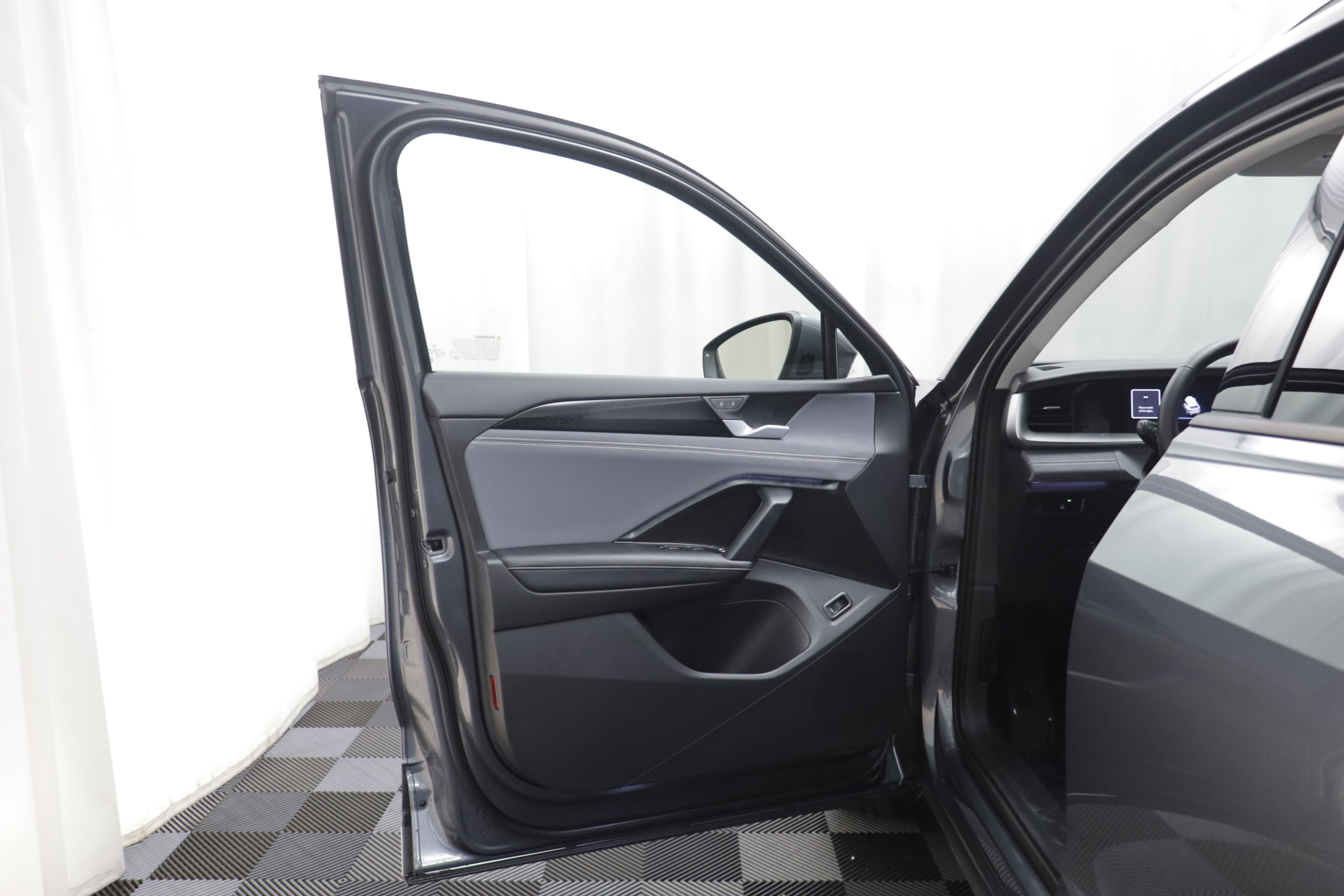 Used 2026 Volkswagen Tiguan SE AWD/4WD image 4