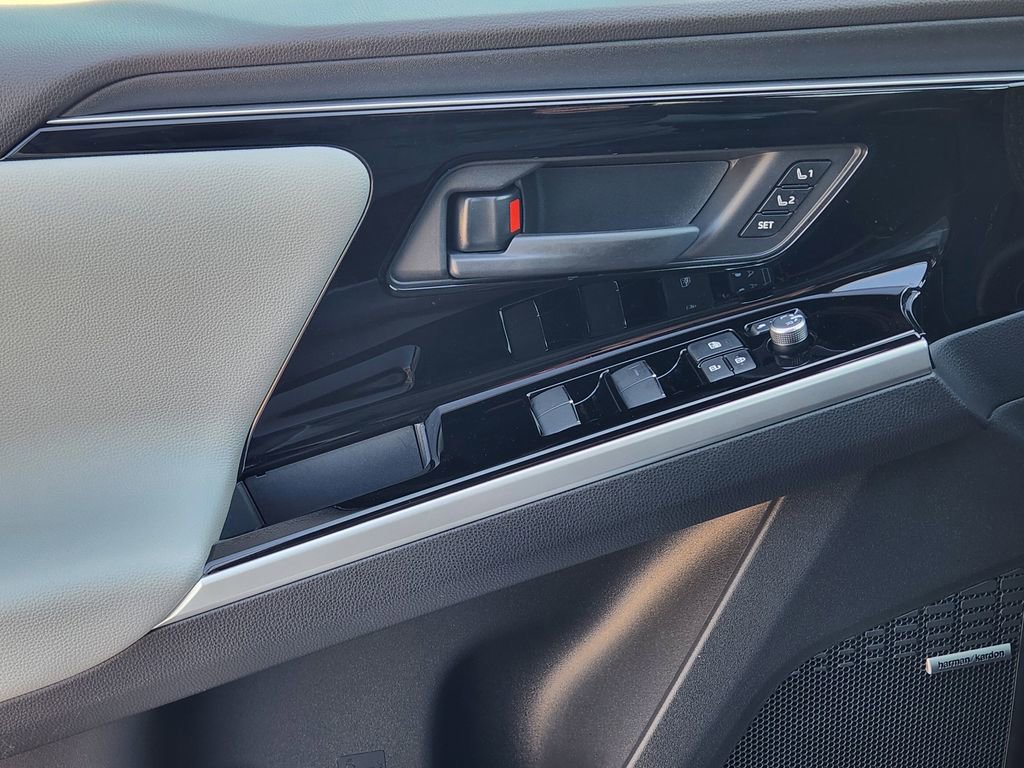 Used 2025 Subaru Solterra AWD/4WD image 23