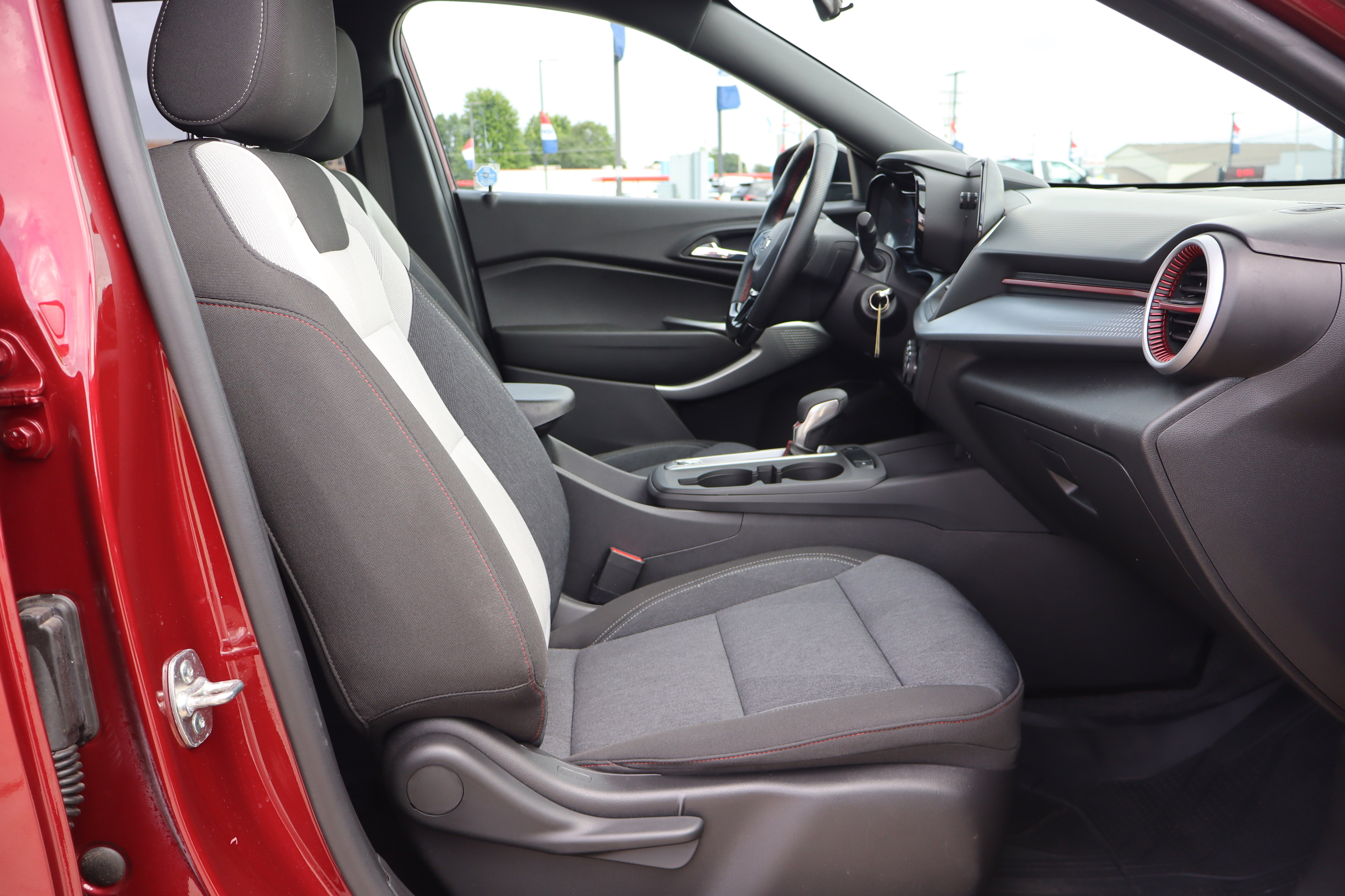 Used 2024 Chevrolet Trax RS FWD image 12