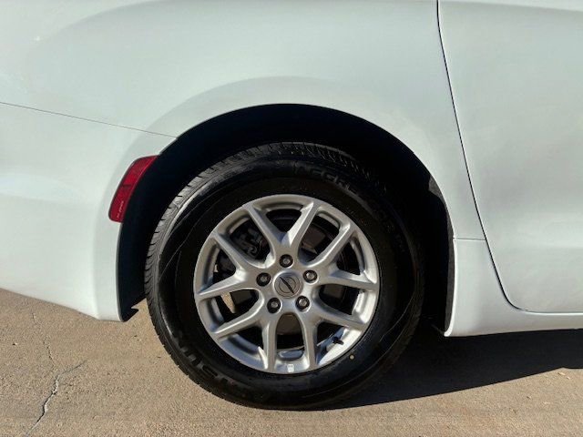 Used 2024 Chrysler Pacifica Touring-L image 9