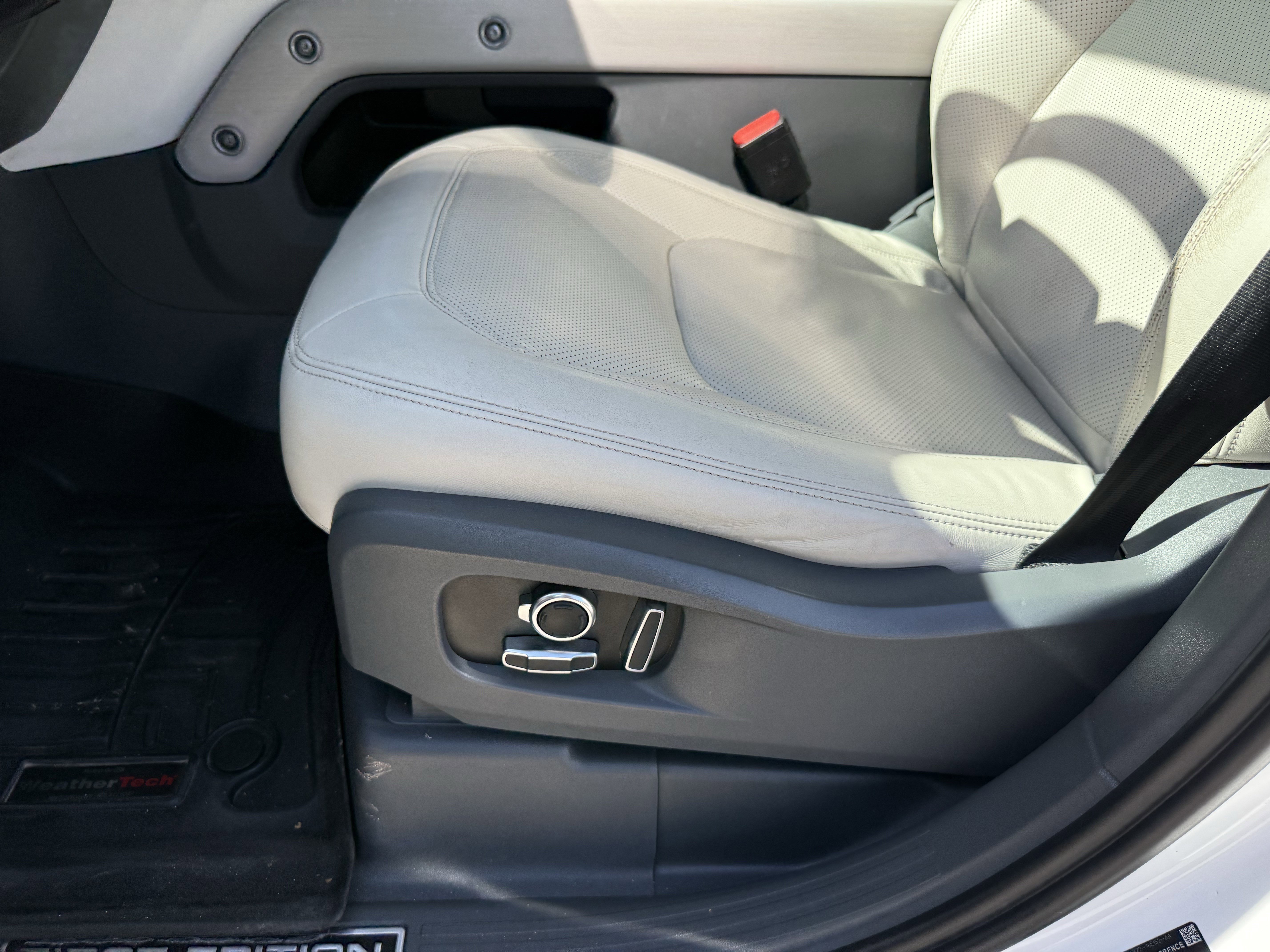 Used 2023 Land Rover Defender 130 First Edition image 28