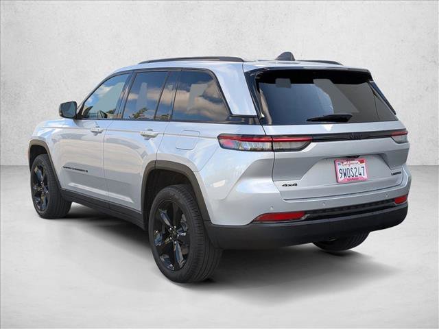 Used 2025 Jeep Grand Cherokee Limited w/ Black Appearance Package AWD/4WD image 8