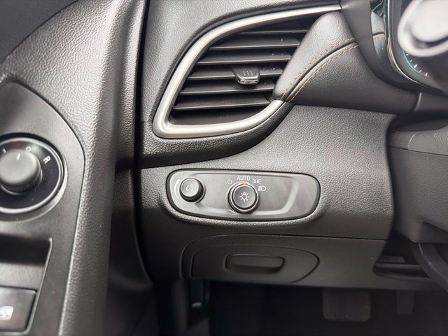 Used 2022 Chevrolet Trax LT w/ LT Convenience Package AWD/4WD image 27