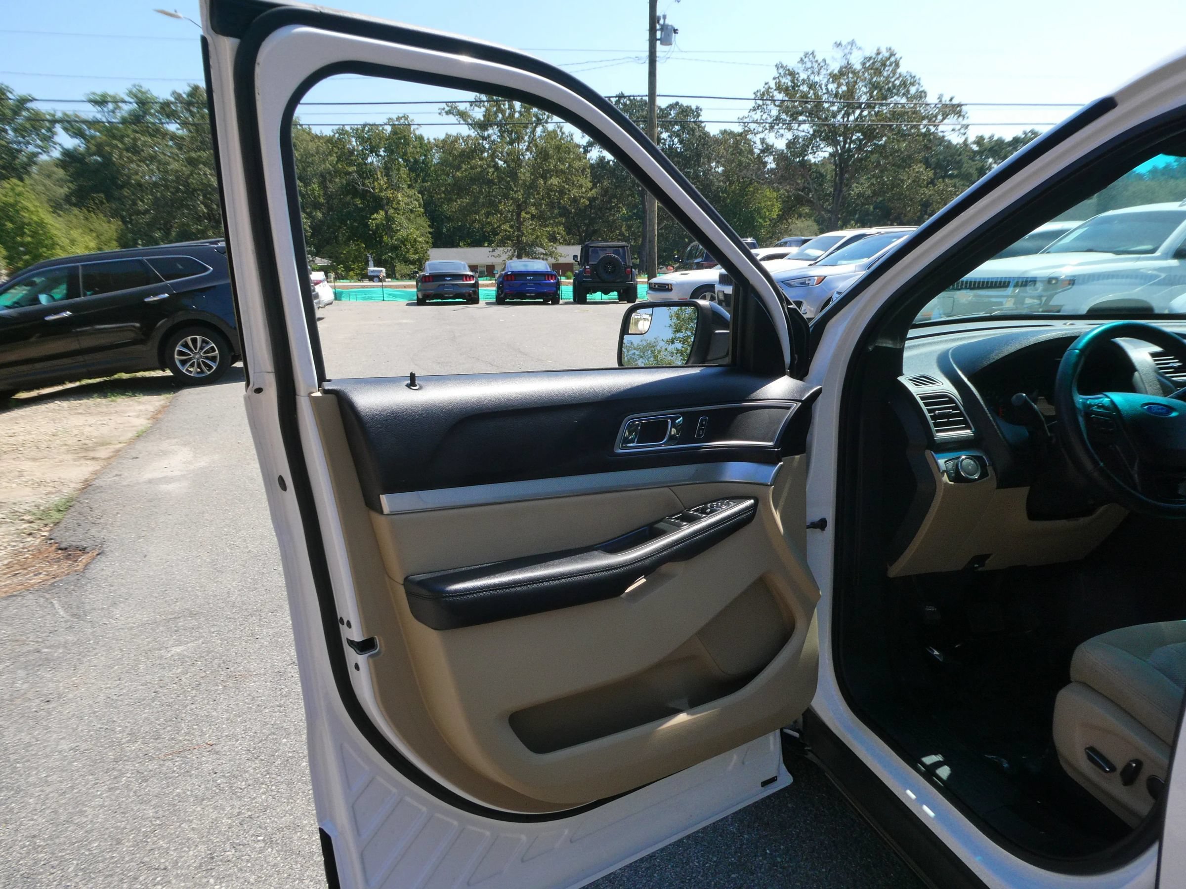 Used 2017 Ford Explorer XLT FWD image 11