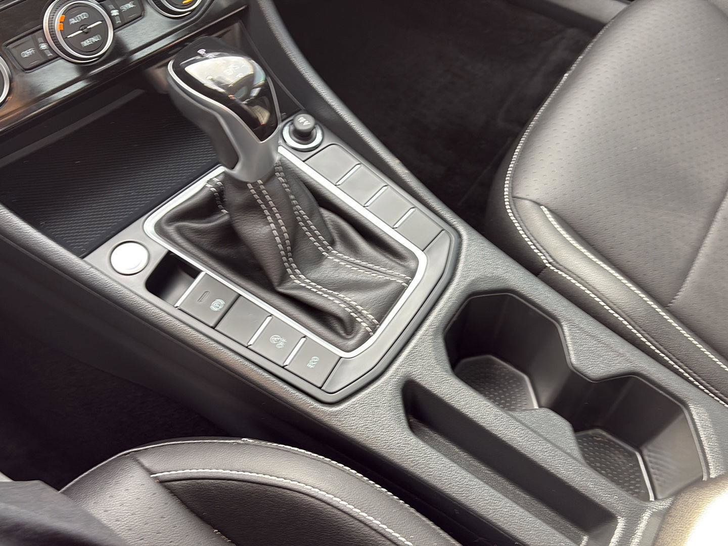 Used 2024 Volkswagen Jetta SE w/ Panoramic Sunroof Package image 22