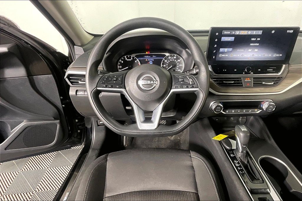 Used 2025 Nissan Altima 2.5 SV w/ SV Special Edition Package AWD/4WD image 6