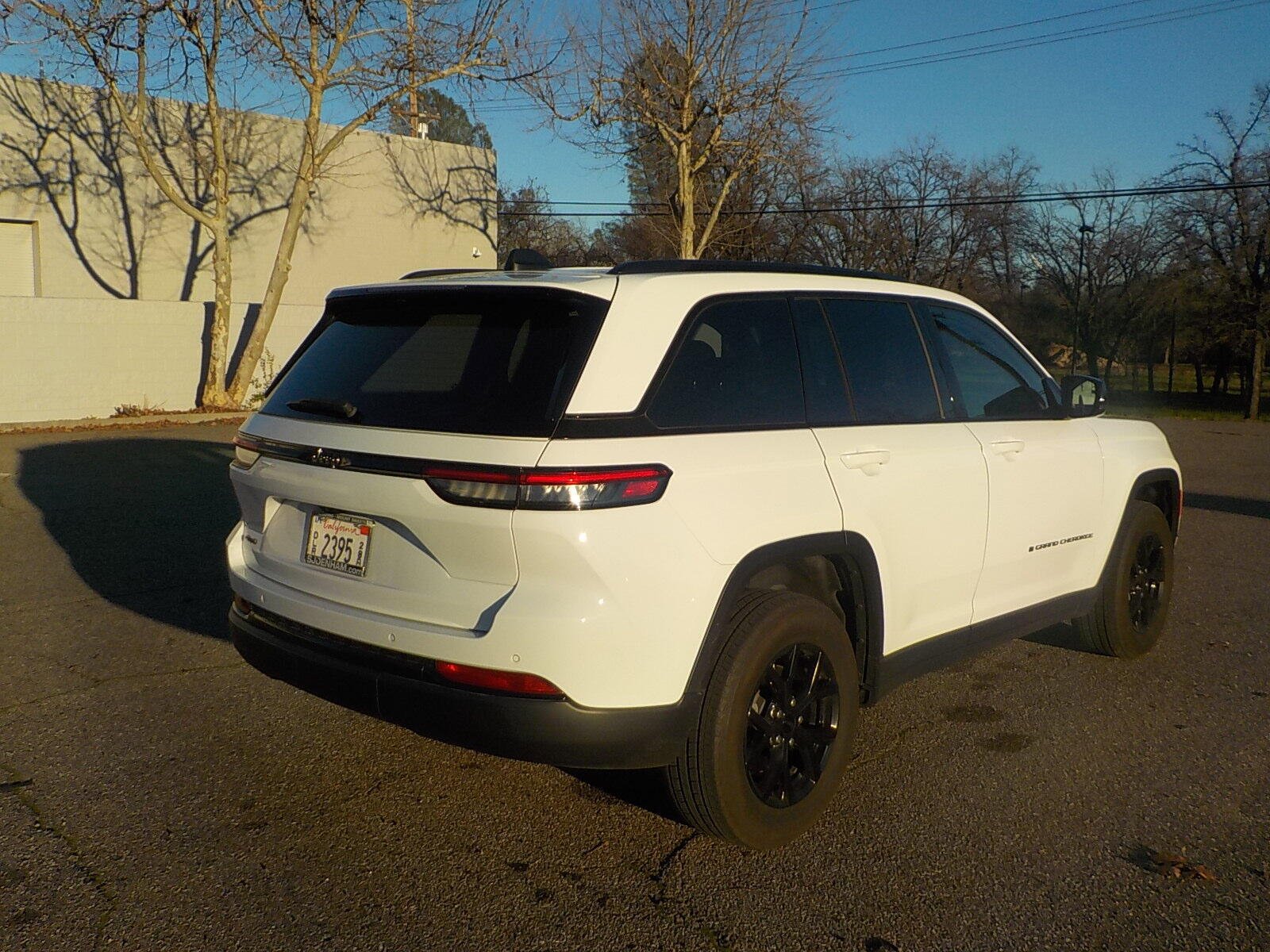 Used 2024 Jeep Grand Cherokee Altitude image 4