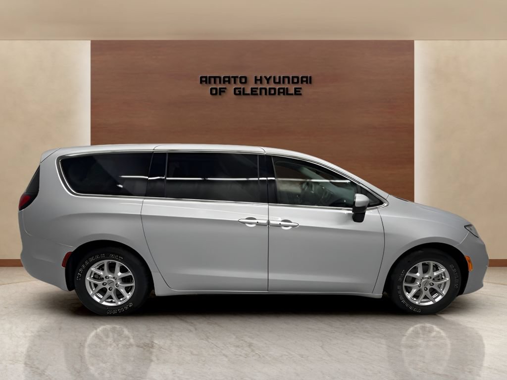 Used 2023 Chrysler Pacifica Touring-L FWD image 7