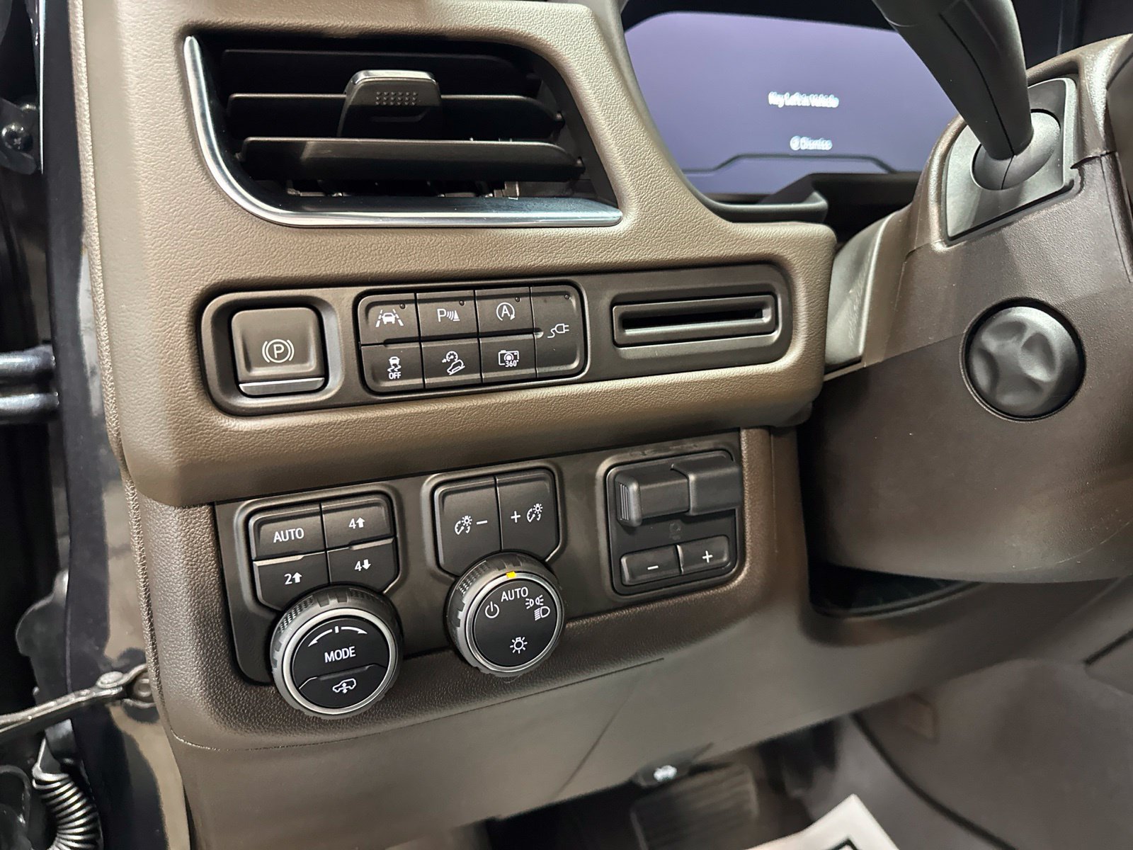 Used 2022 Chevrolet Tahoe Z71 w/ Z71 Off-Road Package AWD/4WD image 13