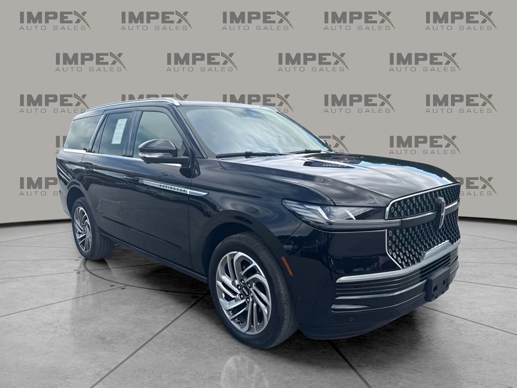 Used 2025 Lincoln Navigator Reserve AWD/4WD image 4