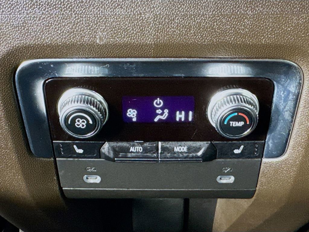 Used 2022 GMC Yukon XL SLT w/ SLT Luxury Package image 27