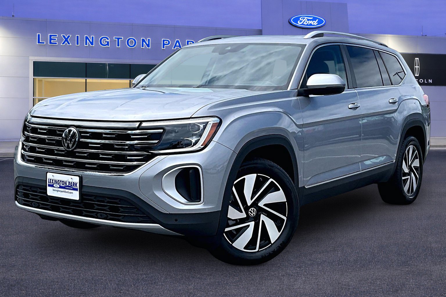 Used 2025 Volkswagen Atlas SEL AWD/4WD image 3