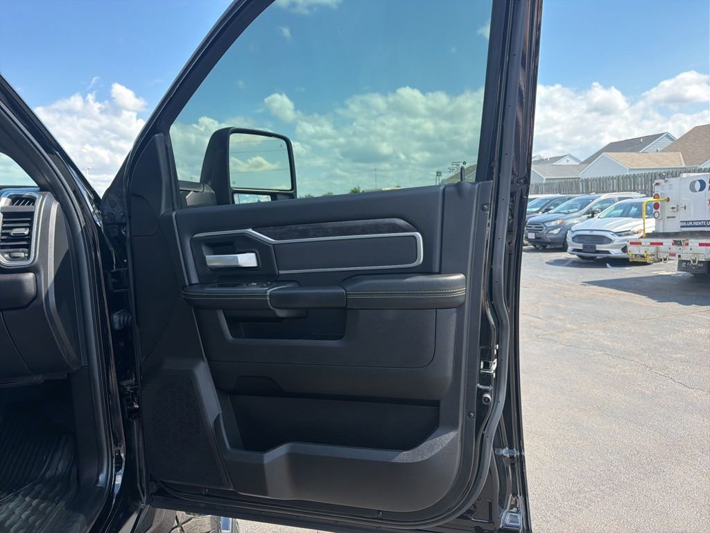 Used 2024 RAM 2500 Big Horn w/ Night Edition AWD/4WD image 32