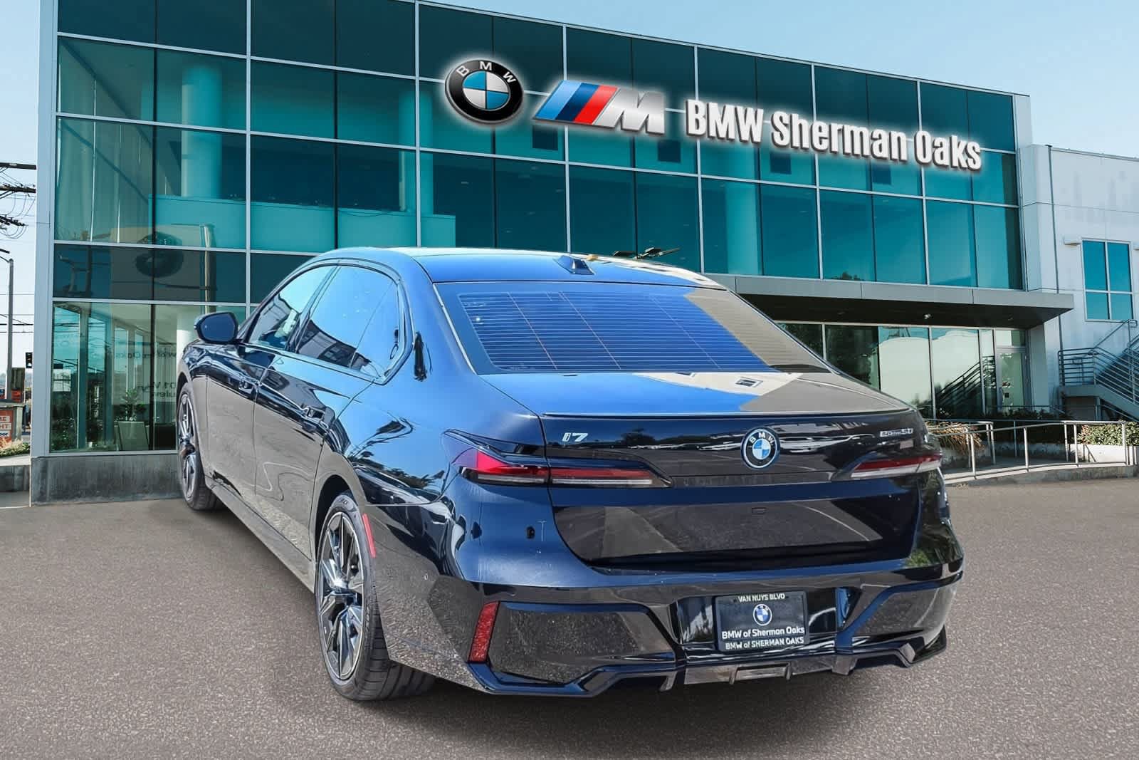 Certified 2025 BMW i7 eDrive50 w/ Executive Package RWD image 6