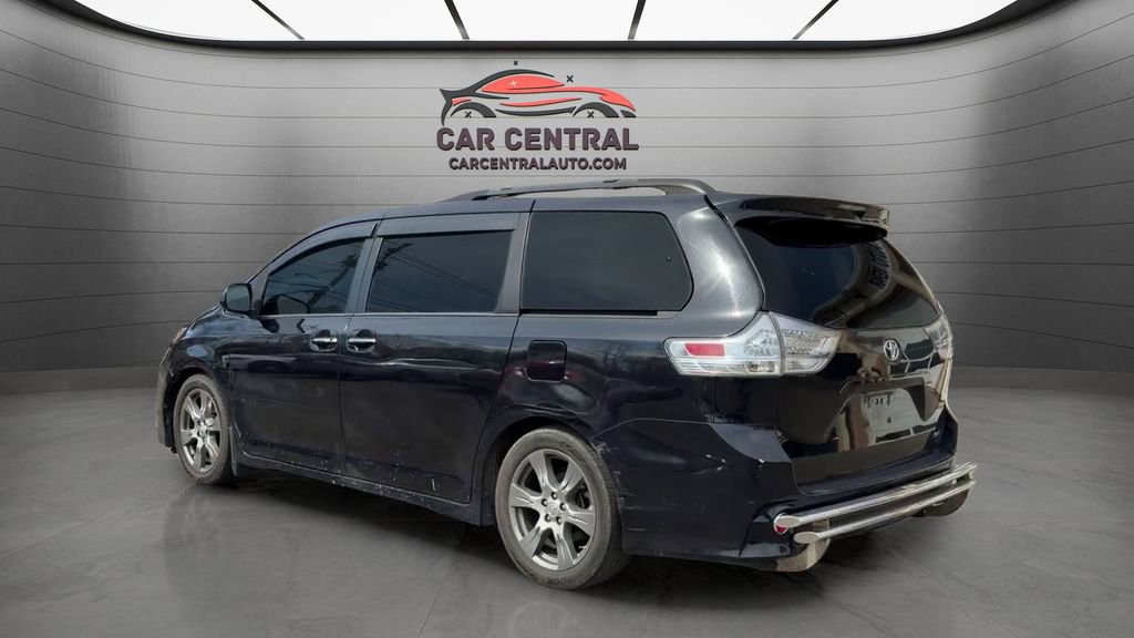 Used 2017 Toyota Sienna SE Premium FWD image 3