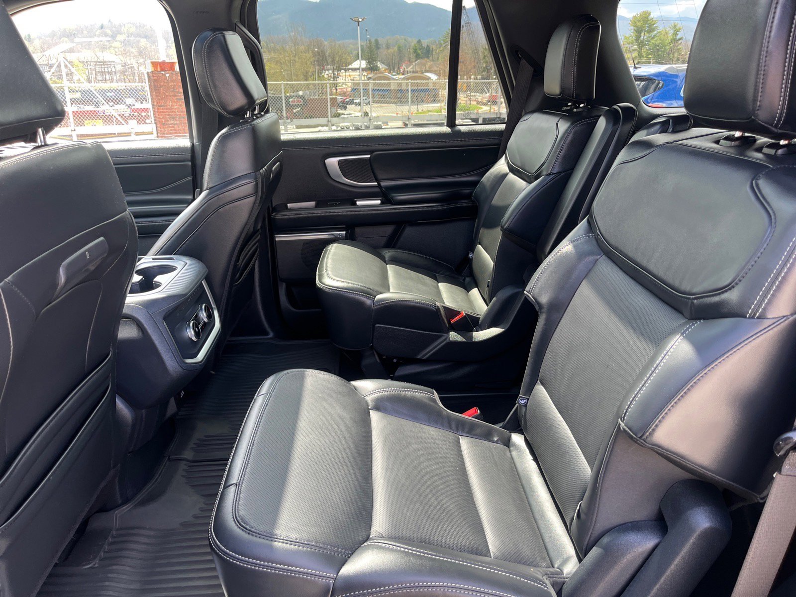 Certified 2025 Ford Expedition Platinum w/ Stealth Appearance Package image 17