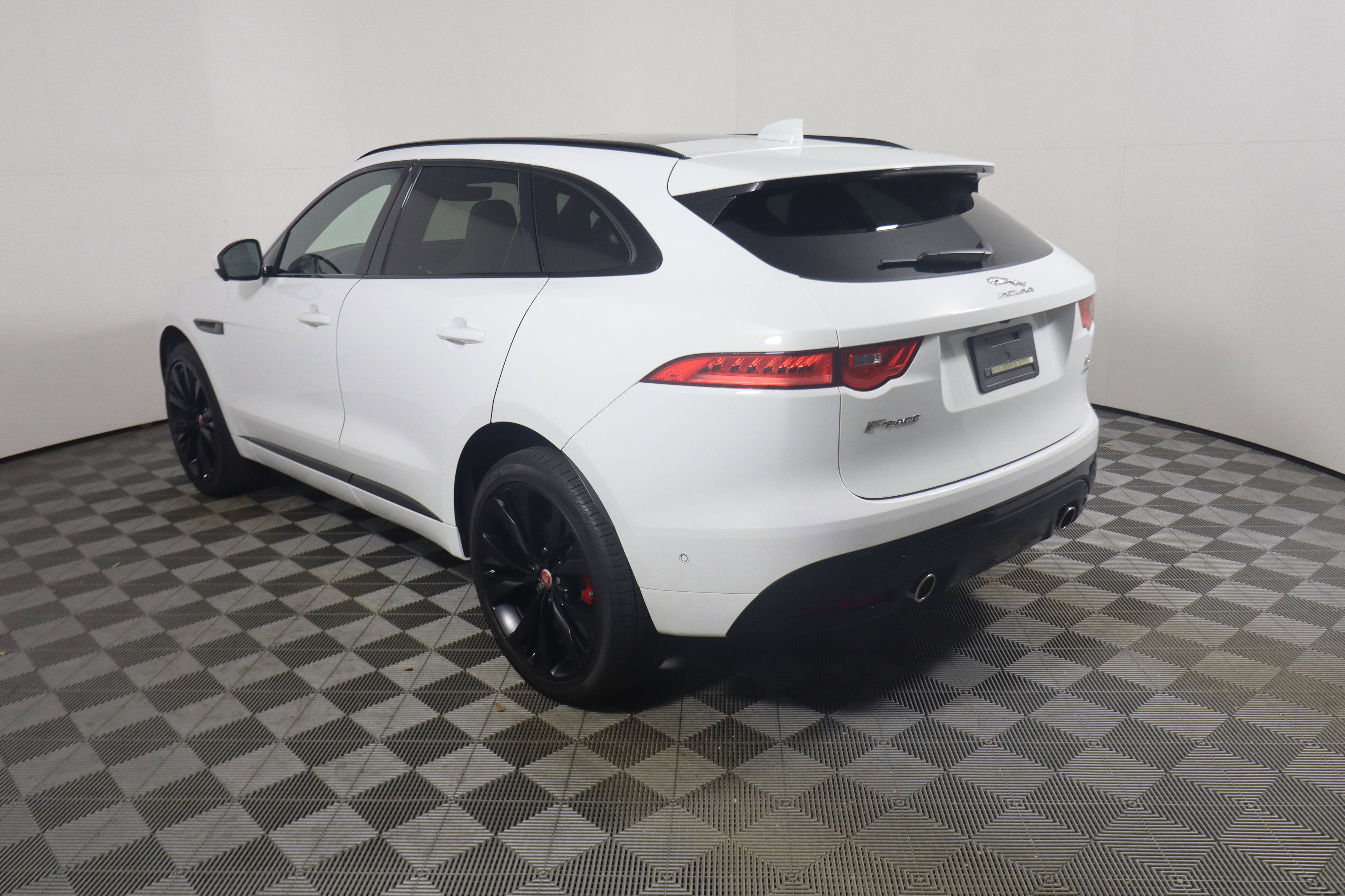 Used 2019 Jaguar F-PACE S AWD/4WD image 3