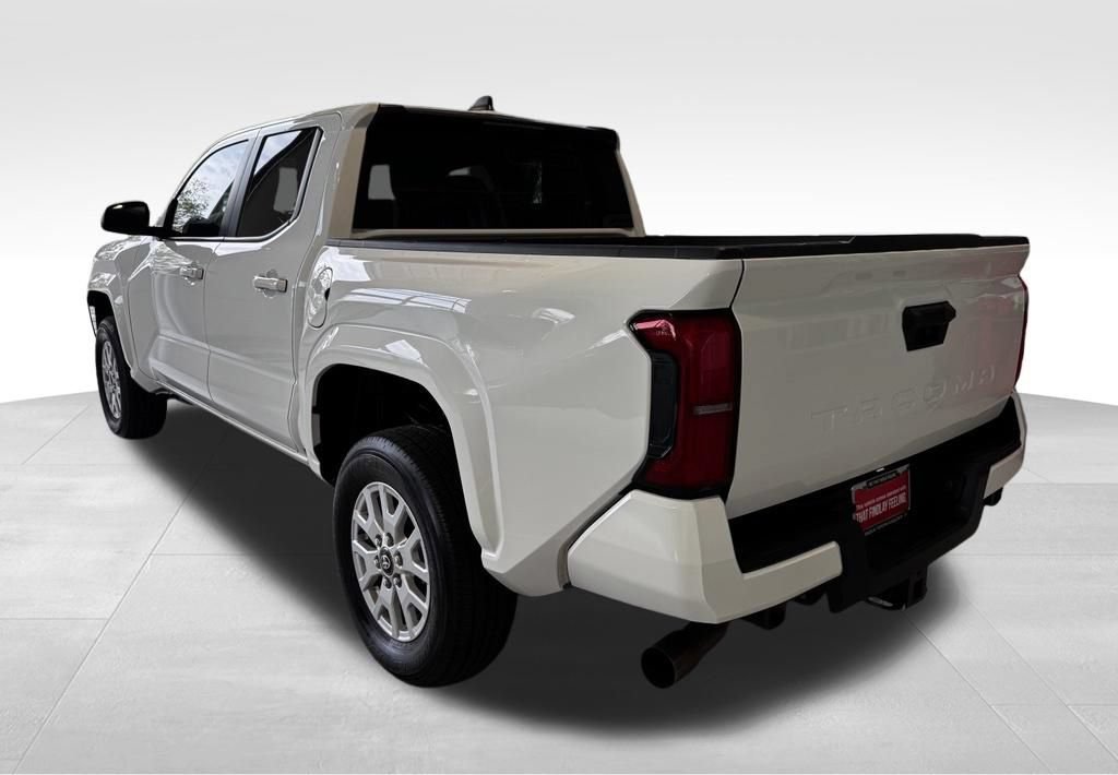 Certified 2025 Toyota Tacoma SR5 AWD/4WD image 5