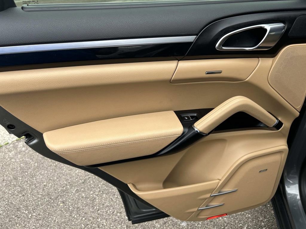 Used 2018 Porsche Cayenne S w/ Premium Package Plus image 24