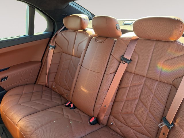 Used 2026 BMW 750e xDrive AWD/4WD image 13
