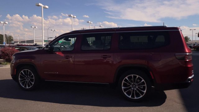 Used 2023 Jeep Wagoneer L Series III w/ Premium Group I AWD/4WD image 7