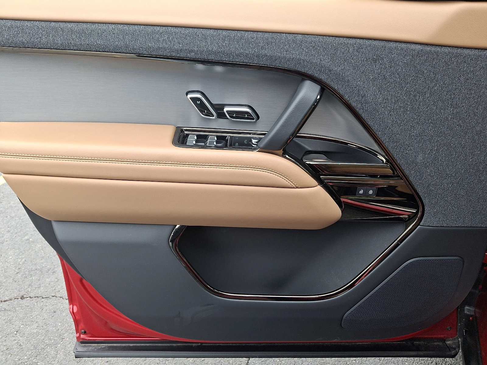 Used 2025 Land Rover Range Rover Sport SE image 12