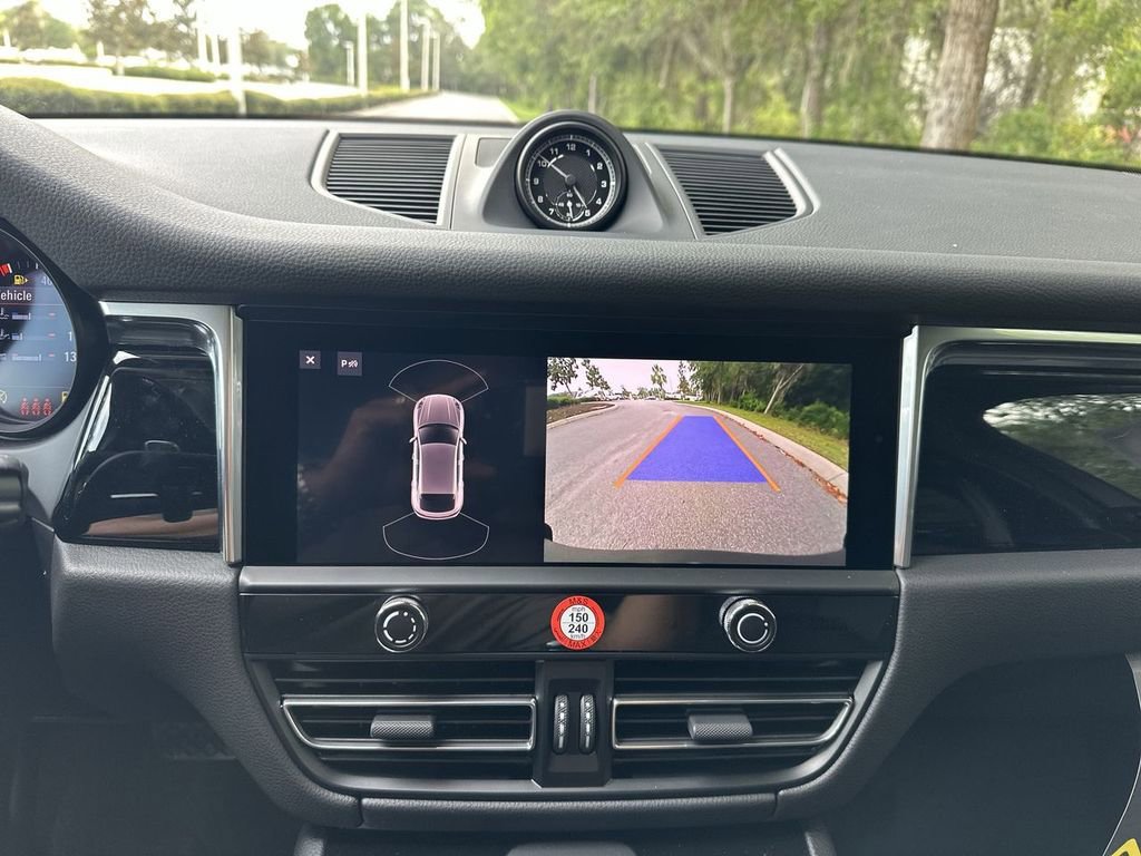 Certified 2025 Porsche Macan image 13