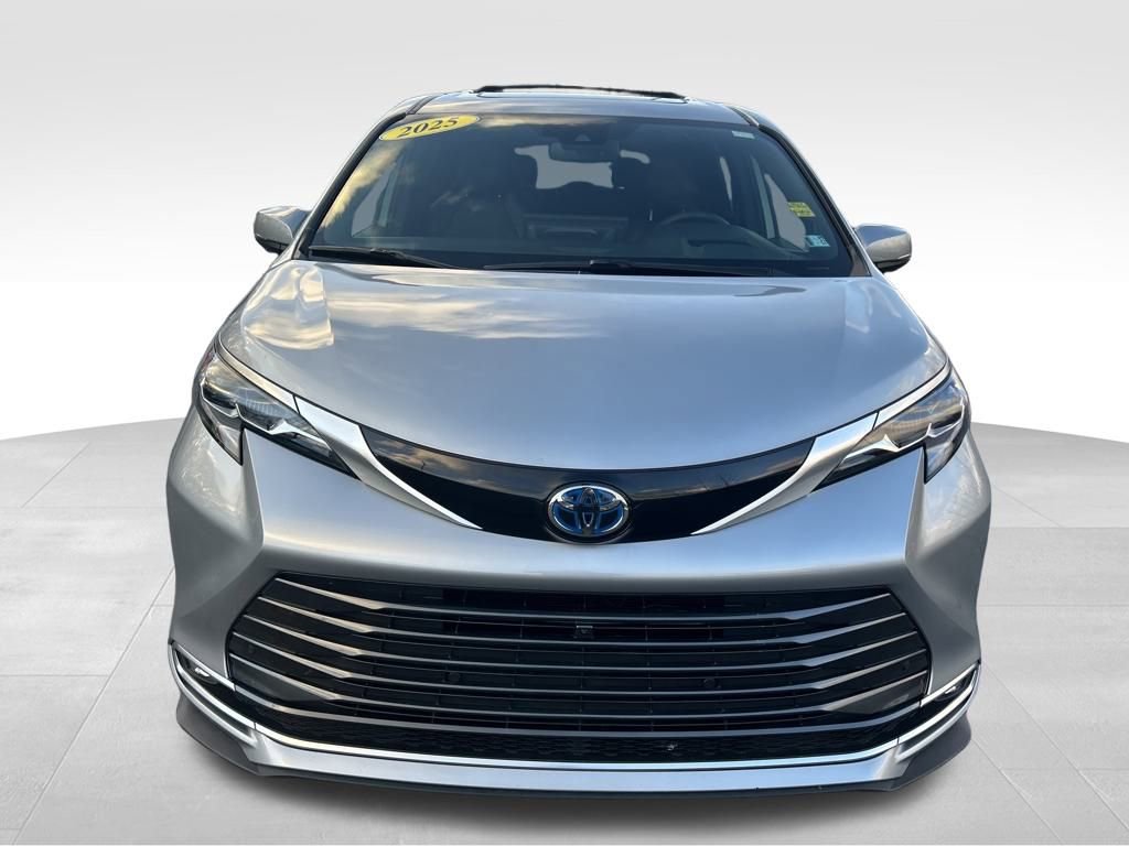 Used 2025 Toyota Sienna Platinum image 8