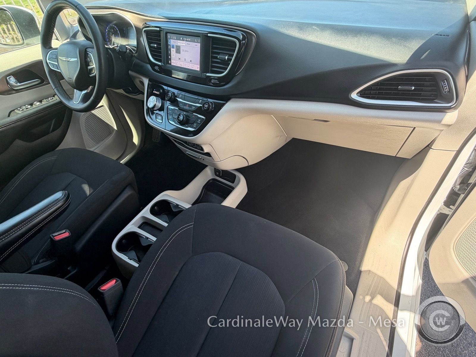 Used 2022 Chrysler Voyager LX image 11