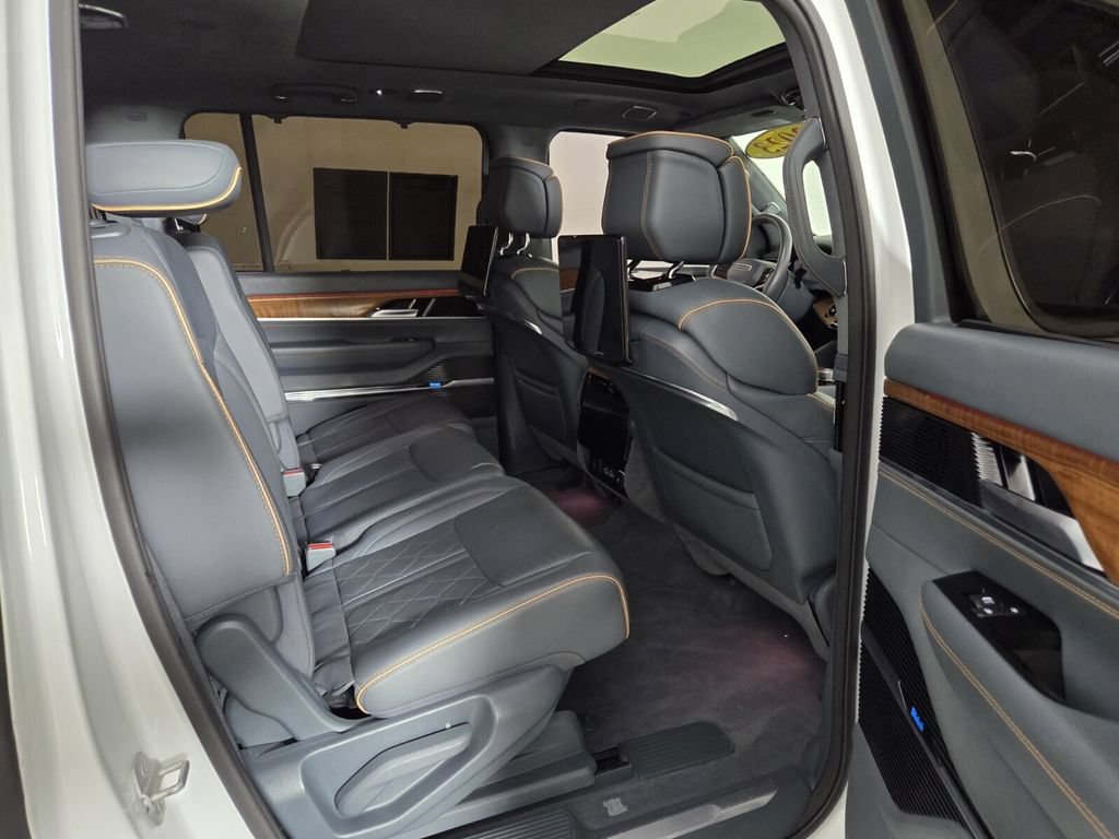 Used 2023 Jeep Grand Wagoneer Series III w/ Rear Seat Video Group 1 AWD/4WD image 34