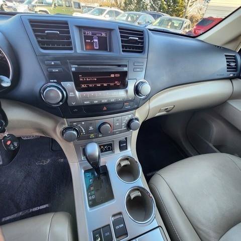 Used 2012 Toyota Highlander SE w/ Tow Pkg AWD/4WD image 15