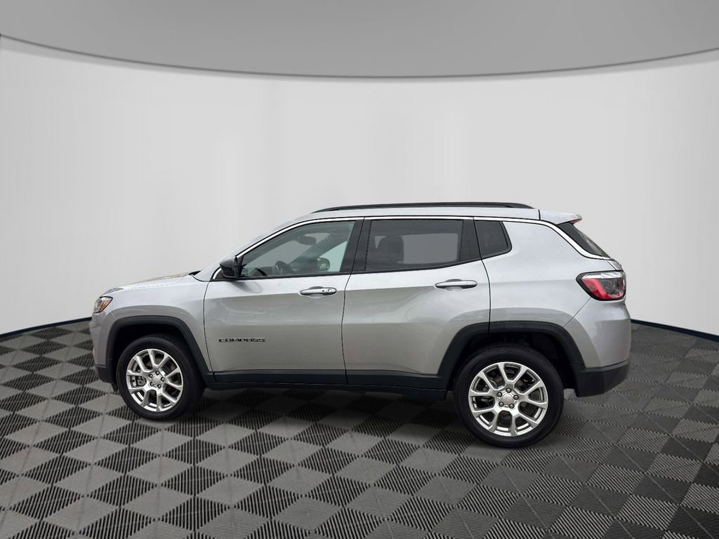 Used 2023 Jeep Compass Latitude w/ Sun and Sound Group AWD/4WD image 2