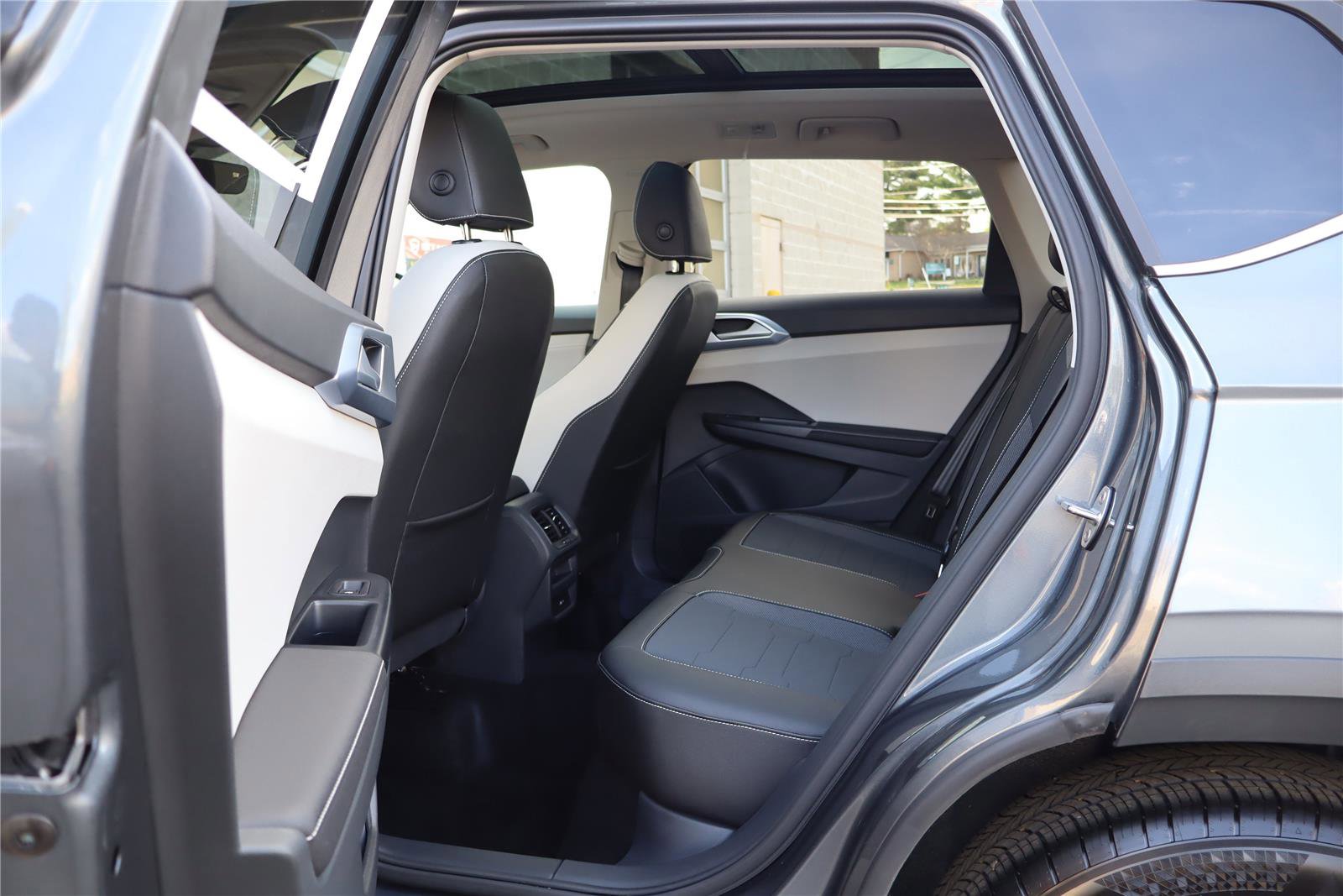 Certified 2025 Volkswagen Taos SE w/ Panoramic Sunroof Package image 24