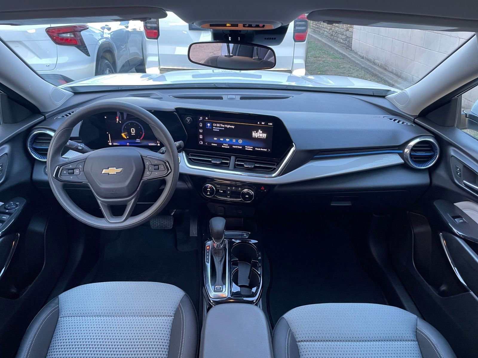 Used 2025 Chevrolet Trax LT image 32