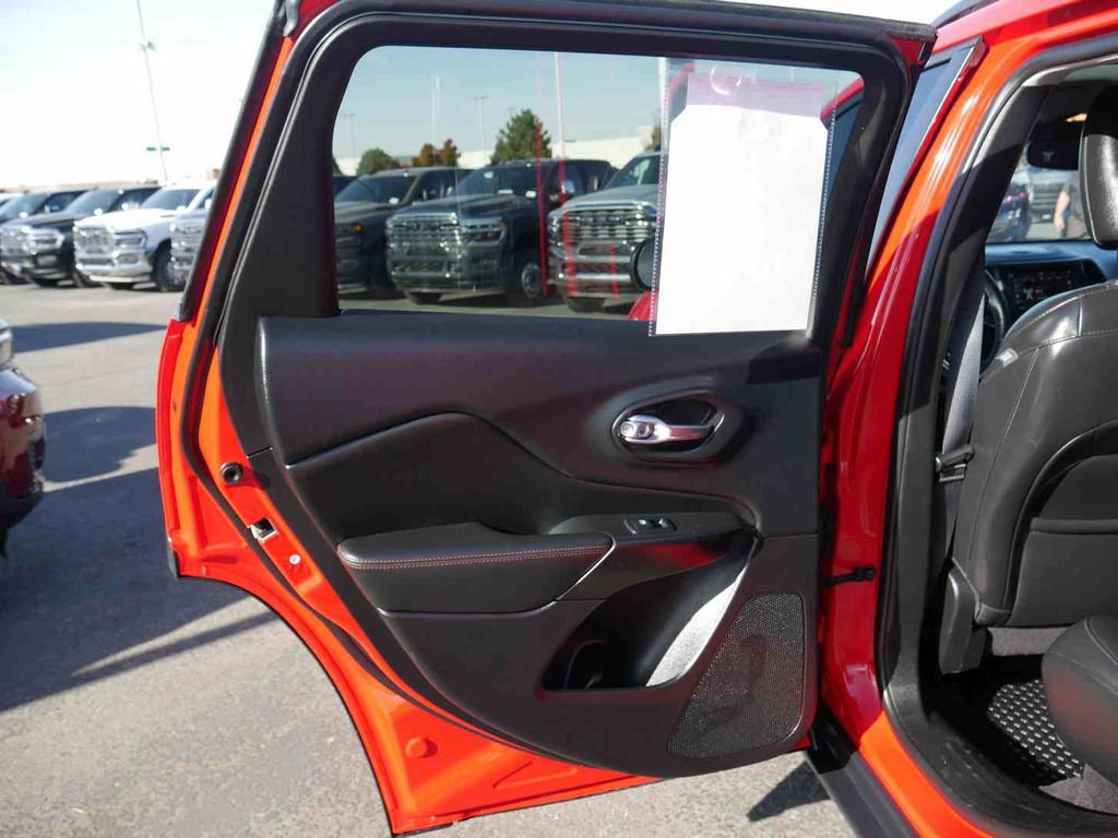 Used 2019 Jeep Cherokee Trailhawk image 14