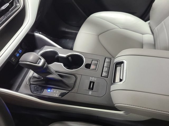 Used 2022 Toyota Highlander XLE FWD image 31