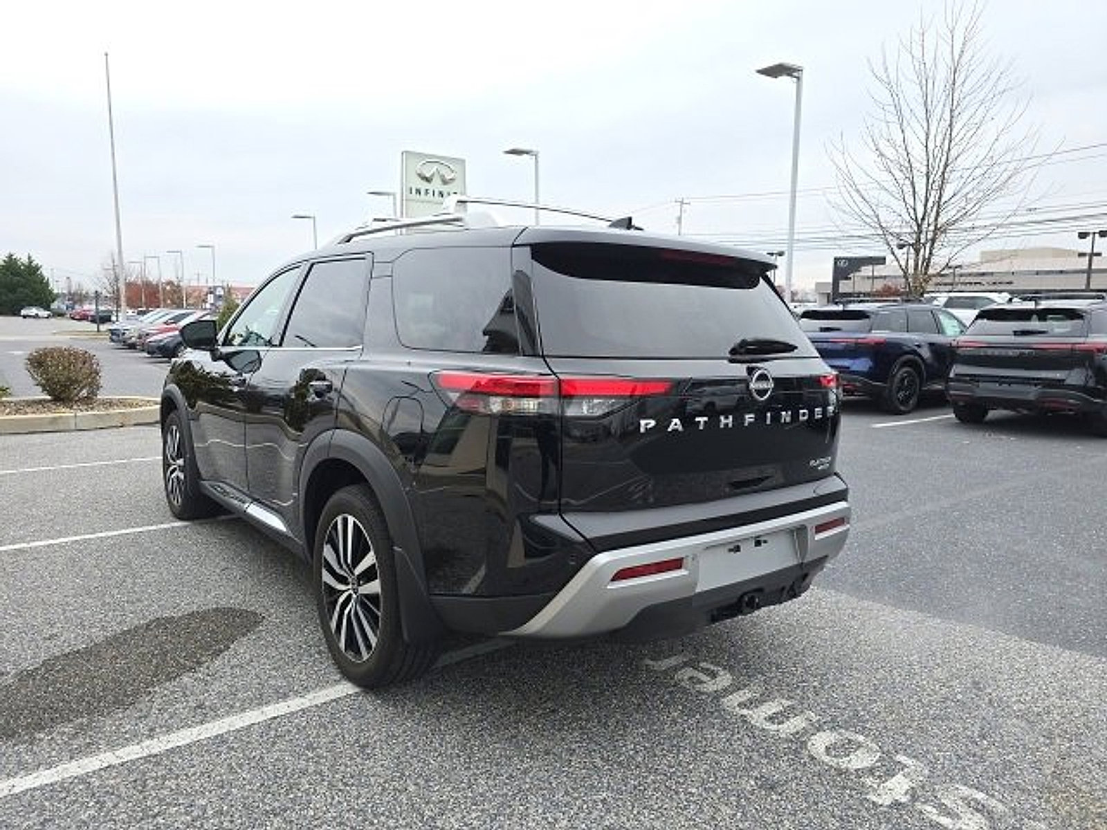 Used 2023 Nissan Pathfinder Platinum w/ Cargo Package image 5