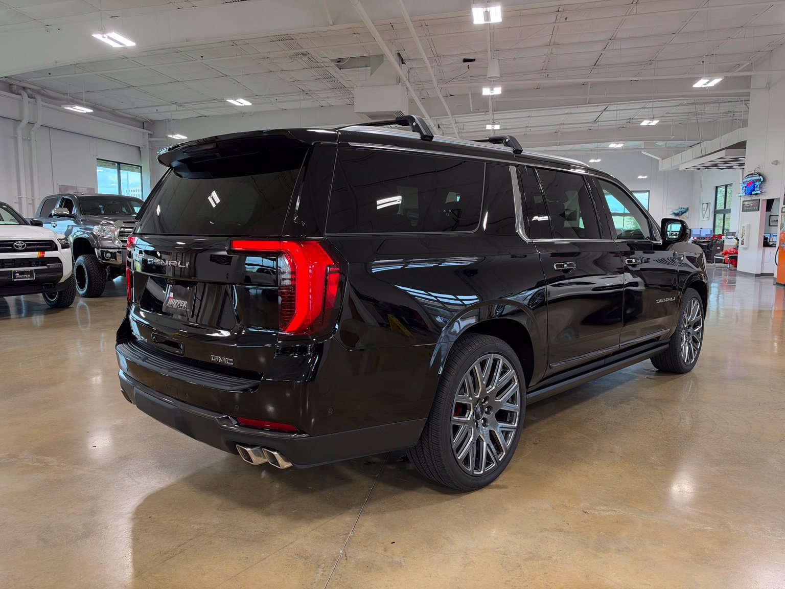 Used 2026 GMC Yukon XL Denali Ultimate w/ LPO, Illumination Package AWD/4WD image 8