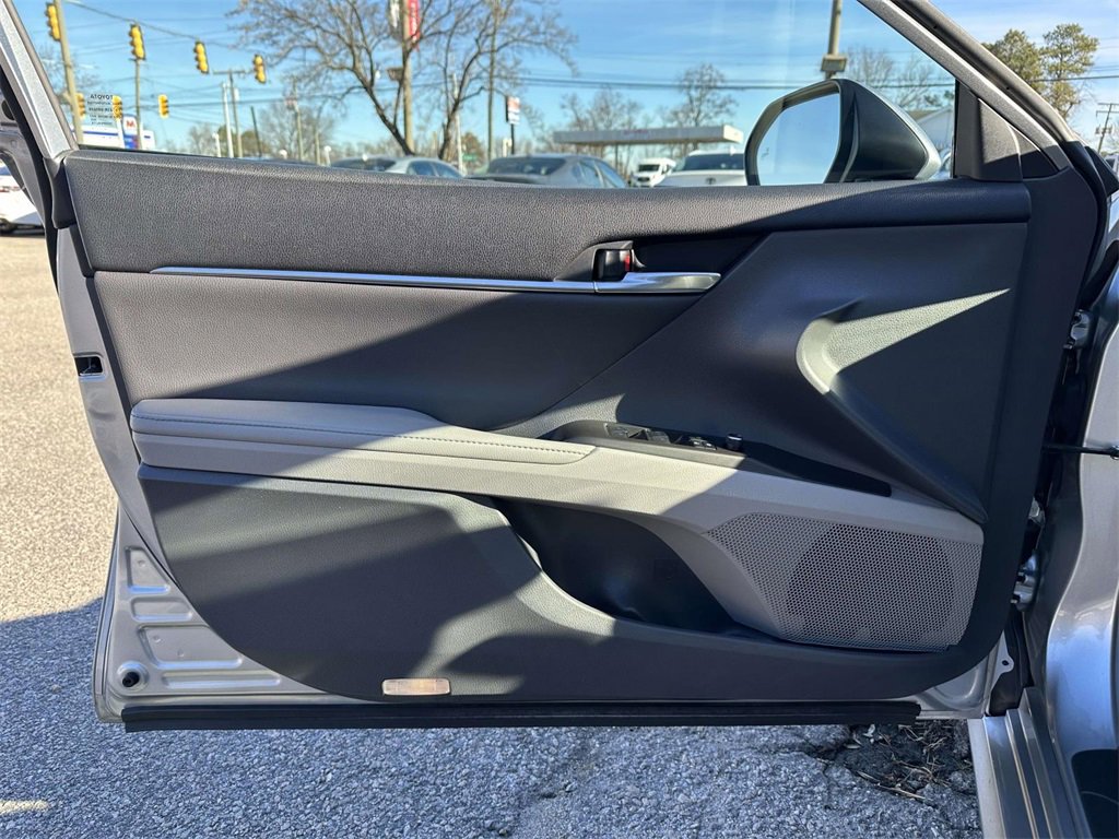Used 2021 Toyota Camry XLE image 18