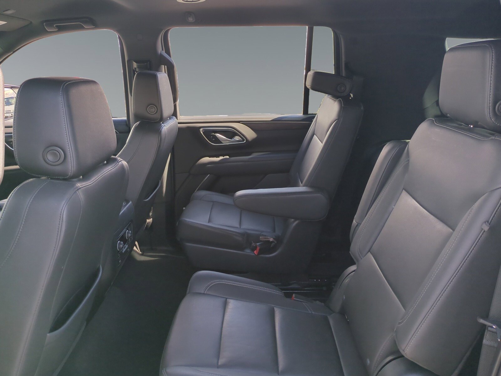 Used 2022 Chevrolet Suburban LT w/ Luxury Package AWD/4WD image 13