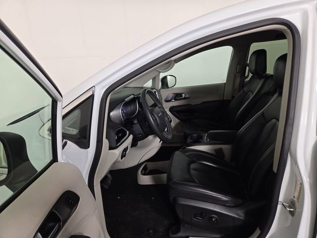 Used 2023 Chrysler Pacifica Touring-L image 12