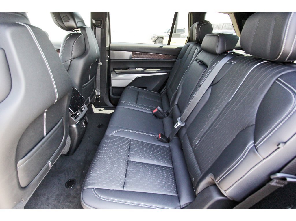 New 2027 Cadillac Vistiq Luxury AWD/4WD image 7